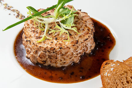 Тартар из тунца с запеченной корочкой