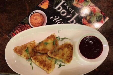 Жареный сулугуни с вишневым соусом