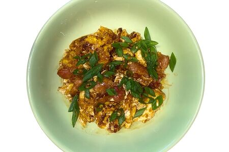 Омлет с беконом в остро-сладком соусе