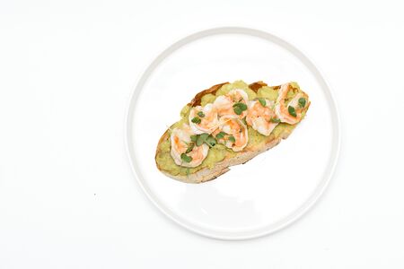 Брускетта с креветками и авокадо