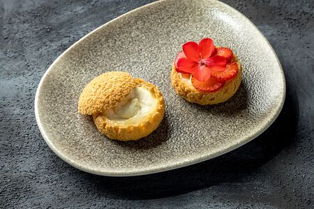 Шу с клубникой и ванильным кремом