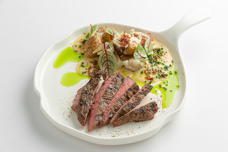 Топ сирлоин с печеным картофелем и соусом карбонара