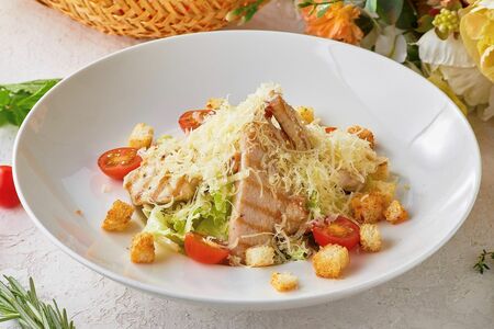 Салат Цезарь с курицей