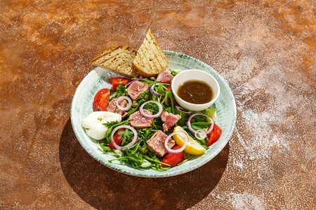 Салат с тунцом