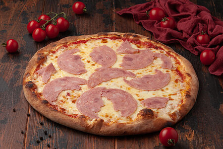 Пицца с ветчиной и сыром