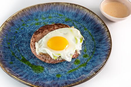 Бифштекс с сыром и яйцом