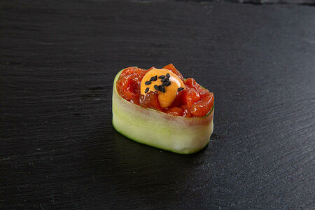 Копченый лосось спайс в огурце суши