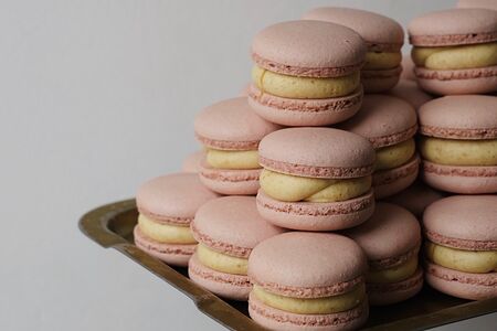 Макарон арахисовый с карамелью