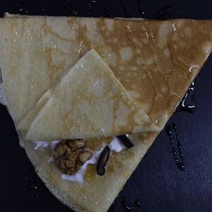 Բլիթ կաթնաշոռով, չրերով, ընկույզով և մեղրով