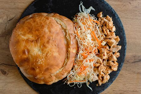 Донар с курицей и капустным салатом