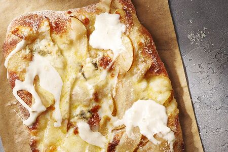 С копченым сулугуни, грушей и страчателлой