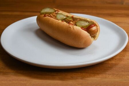 Хот дог со свинной сосиской