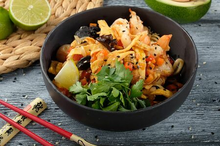 Вок с лапшой и курицей