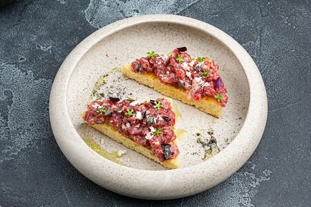 Тартар из говядины с виноградом и сливочной бриошью