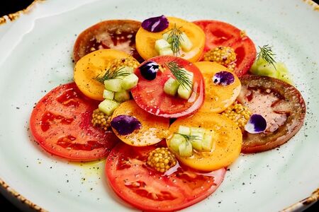 Закуска из трех видов томатов