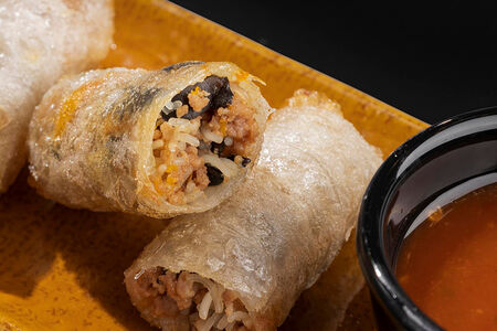 Спринг-ролл с бараниной и соусом из тайского базилика