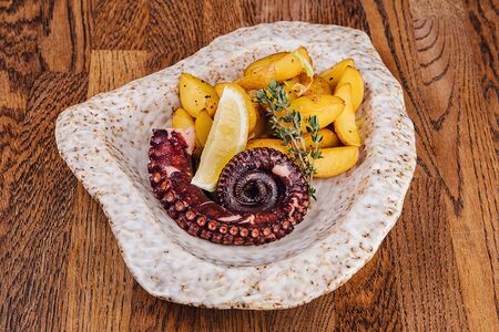 Осьминог с картофелем