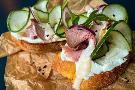 Брускетта с ростбифом