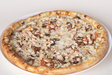 Пицца с курицей и грибами