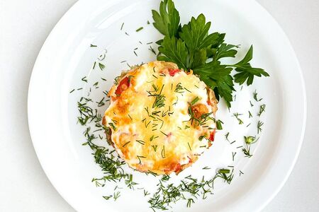 Котлета мясная, запечённая под сыром