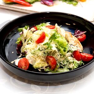 Салат Цезарь с куриной грудкой