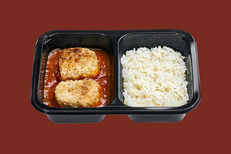 Тефтели с рисом под овощным соусом