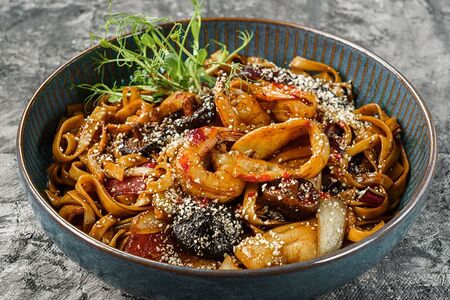 Удон с морскими гадами