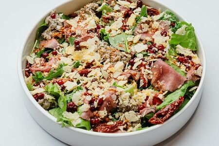 Салат с ростбифом, грибным паштетом и брусникой