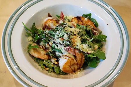 Руккола с тигровыми креветками