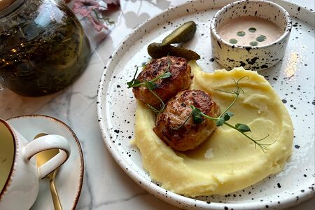 Куриные котлетки с картофельным пюре и соусом 1000 островов