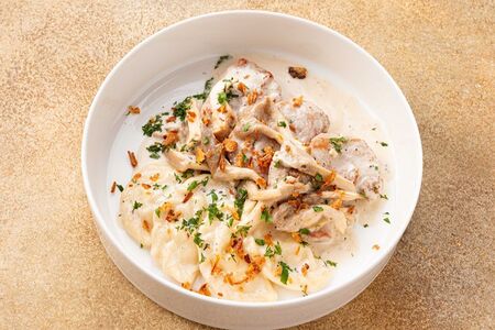 Медальоны из свинины с картофельными варениками