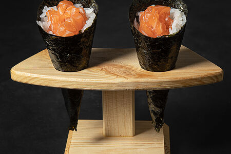 Ручной ролл с лососем