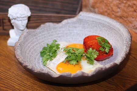 Яичница с томатом из двух яиц