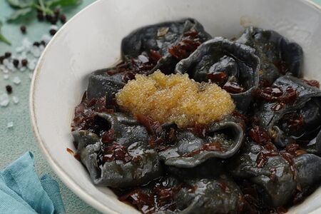 Пельмени с лососем и щучьей икрой