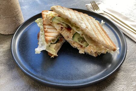 Сэндвич с яйцом и беконом