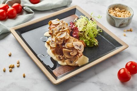 Свиная вырезка со сливочно-грибным соусом