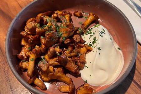 Лисички с луком и сметаной