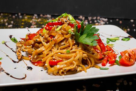 Вок лапша с курицей