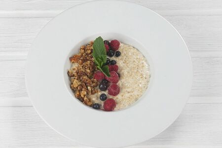 Каша овсяная с гранолой и ягодами