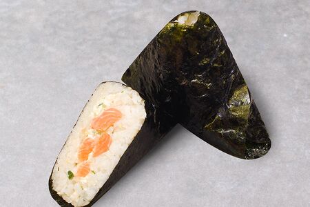 Онигири с лососем