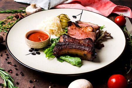 Свиные рёбрышки, запеченные в томатном маринаде