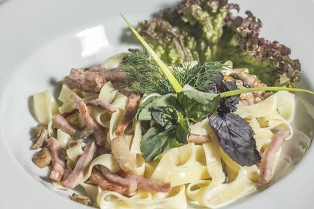 Спагетти в сливочном соусе с курицей и грибами