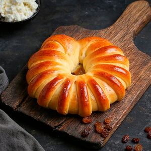 Բուլկի կաթնաշոռով և չամիչով