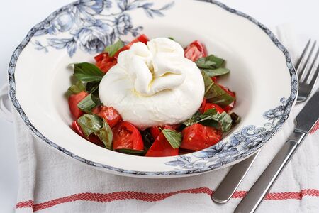 Буррата с томатами и базиликом