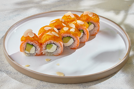 Ролл опаленный с лососем и манго