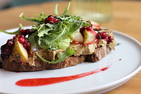 Тост с печеночным паштетом, грушей и брусникой