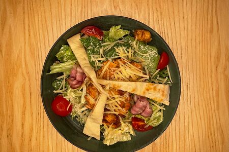 Салат Цезарь с курицей