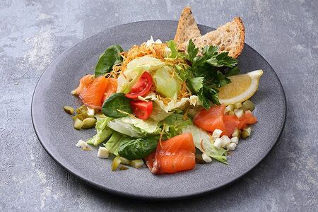 Салат с лососем слабого посола