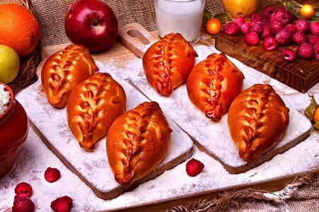 Пирожок с малиной