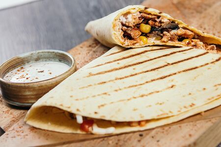 Кесадилья с подкопченной курицей